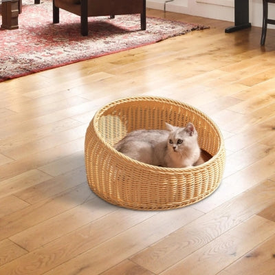 chat detendu dans panier en rotin pour chat sur parquet