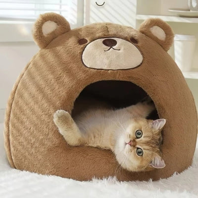 chaton allongé sur dos dans couffin chaton