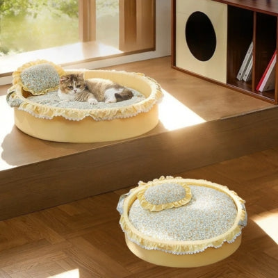 chaton detendu dans couffin pour chat autre couffin sur parquet