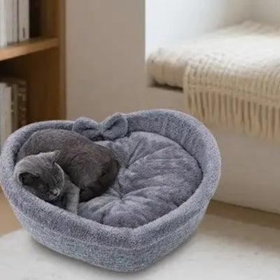 coussin pour chat chaton dort profondement dedans