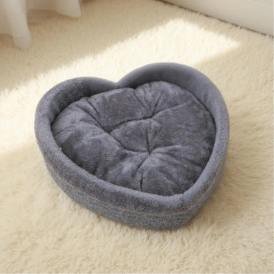 coussin pour chat gris sur tapis blanc