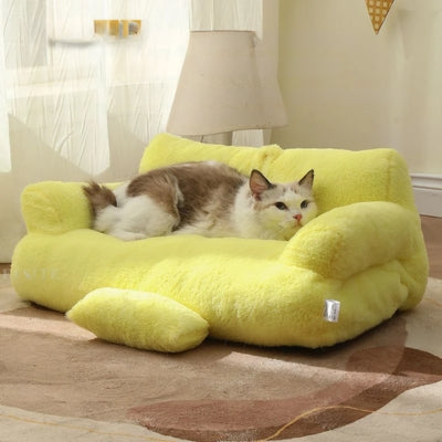coussin pour chat jaune citron chat allongé dessus