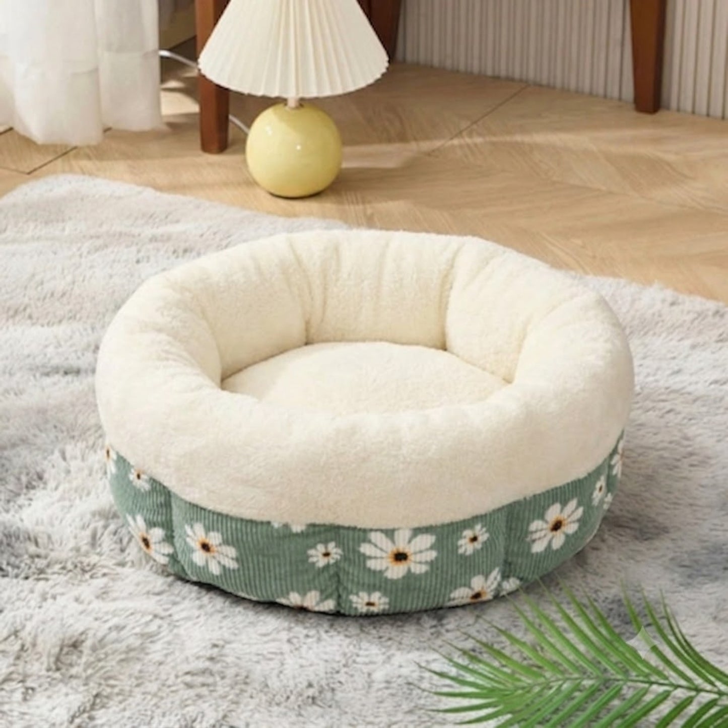 coussin pour chaton vert fleuri intérieur blanc packshot salon