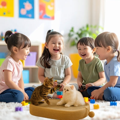 enfants riant autour chatons installés griffoir en carton pour chat