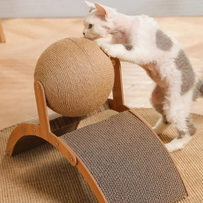 griffoir à chat chaton s'étirant sur balle griffoir