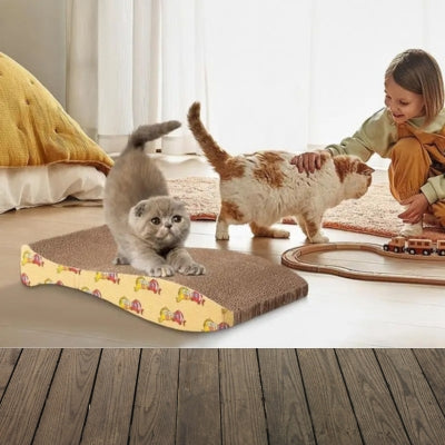 griffoir chat chaton faisant ses griffes filette caressant chat