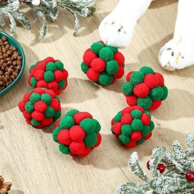 jouet chat balles rouges et vertes pattes chat derriĂšre