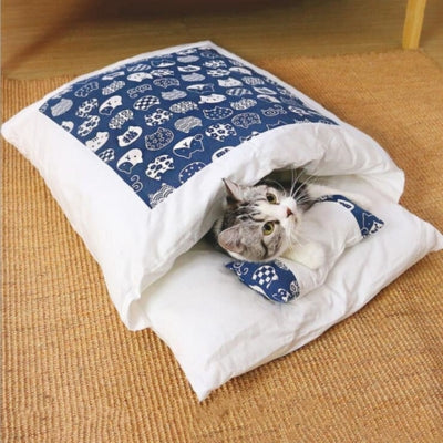 lit pour chat bleu chat relaxant paisiblement dedans