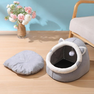 lit pour chat gris dans salon coussin sorti