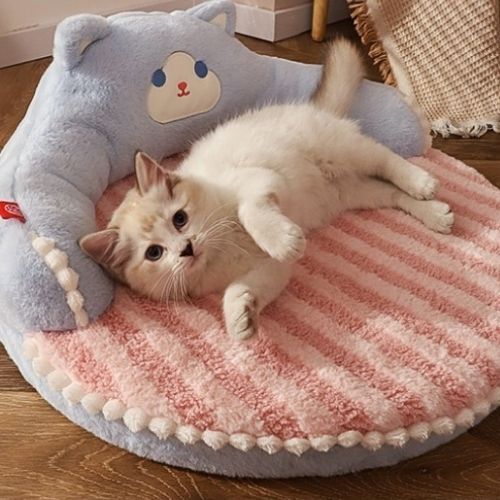 lit pour chat nid d'ourson rose avec persan allongé dessus