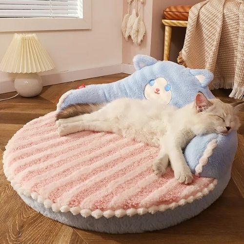 lit pour chat nid d'ourson rose persan dormant dessus