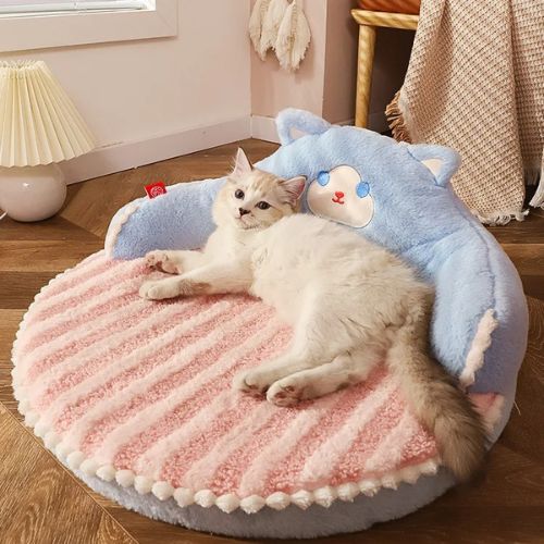 lit pour chat nid d'ourson rose avec person relaxant dessus