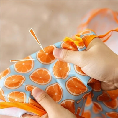 mains touchant texture tissu tunnel chat orange