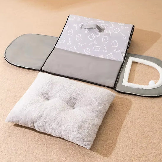 maison chat grise complétement ouverte