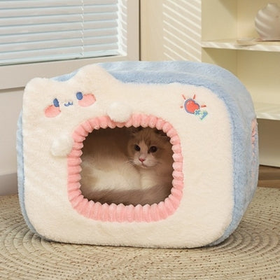 maison pour chats ragdoll lové dedans