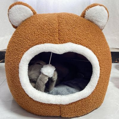 maisons pour chat chaton jouant avec pompom