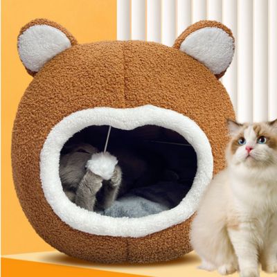 maisons pour chat chaton s'amusant avec pompom chat à côté