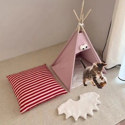 niche chat rose chaton jouant avec balle devant