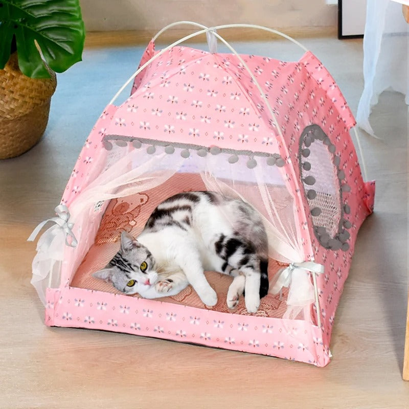 maison pour chat rose avec chat relaxant dedans cocon floral