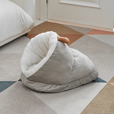 nid chaton gris perle posé sur tapis