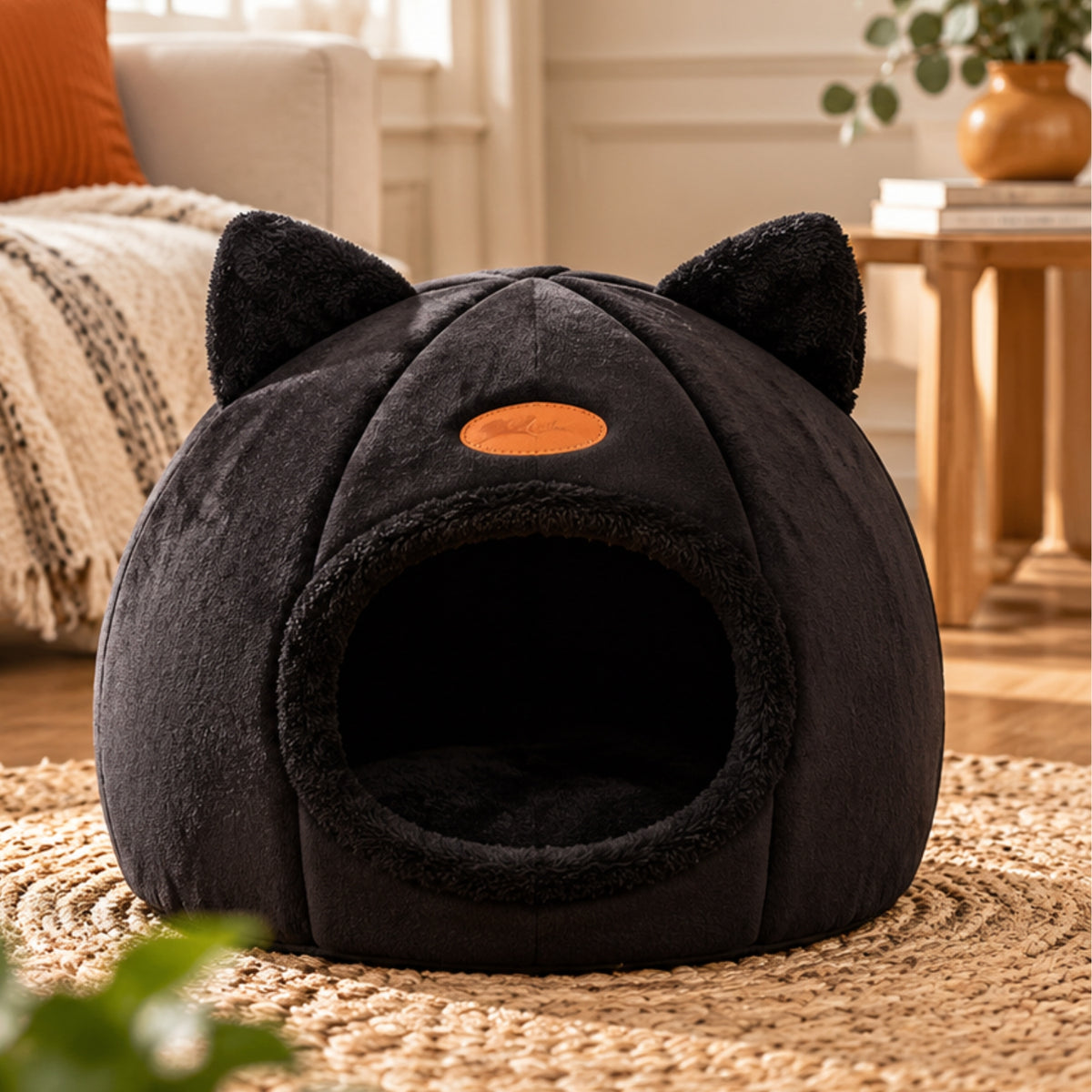 panier chat dôme noir vide sur tapis jute
