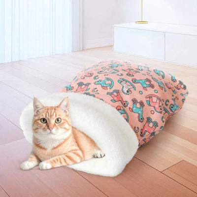 panier chat rose chat detendu dedans sur plancher