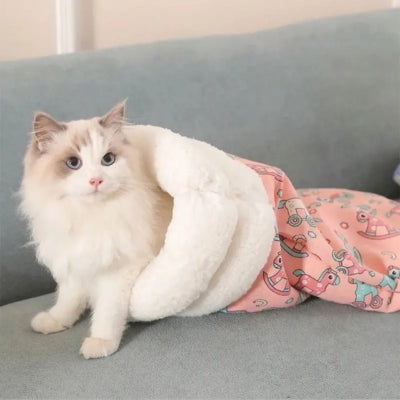panier chat rose ragdoll relaxant paisiblement dedans