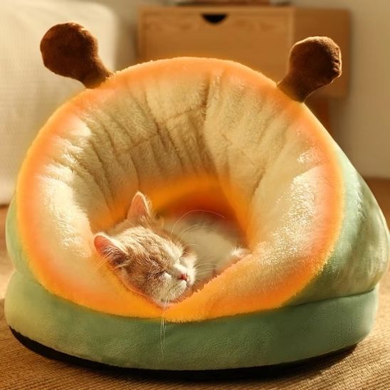 panier chat vert orange avec chat endormi dedans