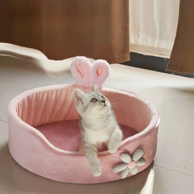 panier pour chat chaton detendu paisiblement dedans