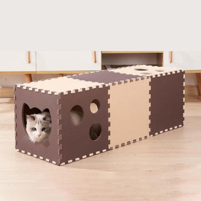 ragdoll en detente dans sa maison pour chaton