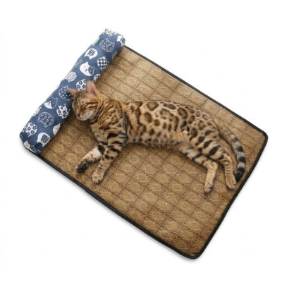 tapis rafraîchissant chat bleu motifs chats bengal endormi dessus