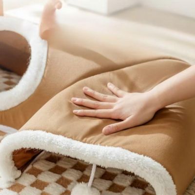 tunnel chat main appuyant sur tunnel marron