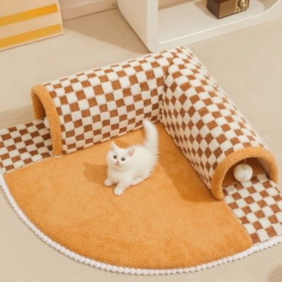 tunnel chat marron chaton detendu sur tapis