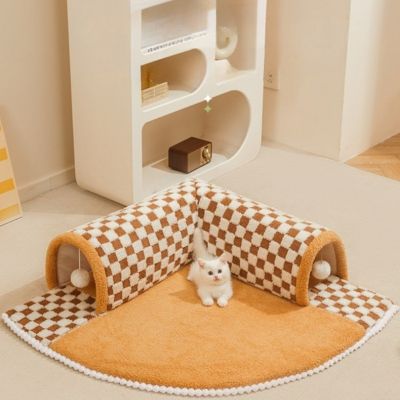 tunnel chat marron chaton relaxant sur tapis