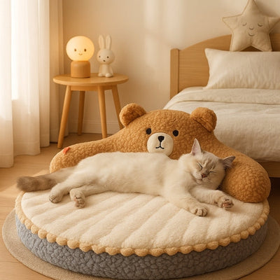 chat endormi confortablement sur son lit pour chat