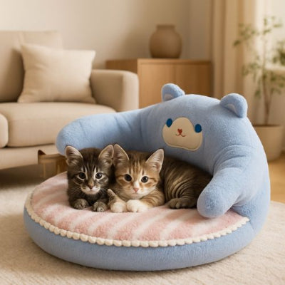 deux chatons relaxant sur leur nid d'ourson