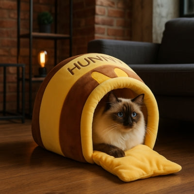birman detendu dans niche chat