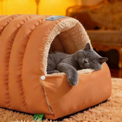 chartreux dort profondement dans sa chat niche