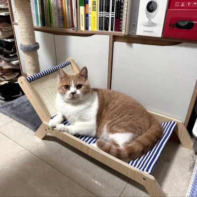 chat allongé sur hamac pour chat sur pied