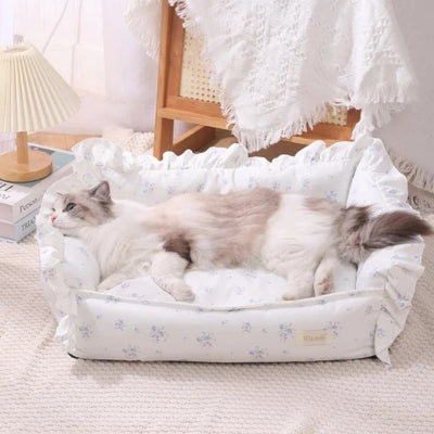 chat allongé tout son long sur un ses coussins chats 