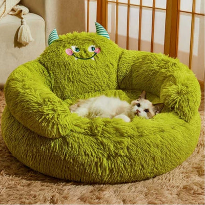 chat detendu paisiblement dans grand panier chat