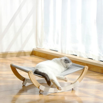 chat dort paisiblement sur hamac à chat