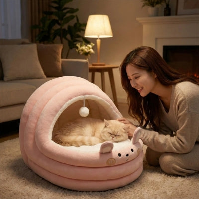 chat dort profondement dans niche à chat maîtresse le caressant