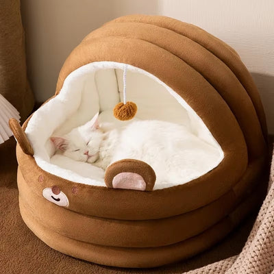 chat dort profondement dans niche chat intérieur marron