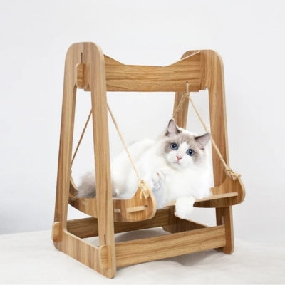 chat en detente paisible sur son hamac à chat