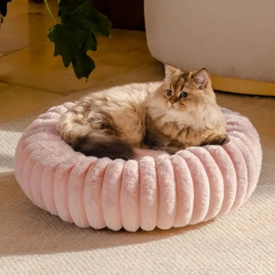 chat en relaxation sur couffin pour chat rose