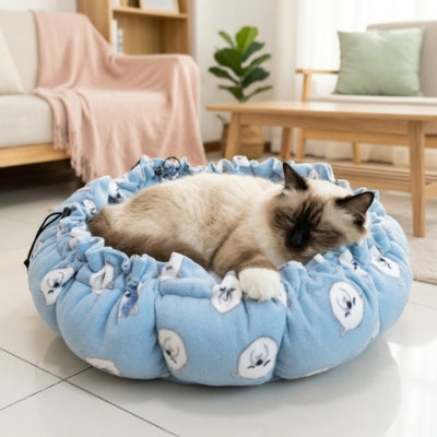 chat endormi dans coussin pour chat bleu ciel