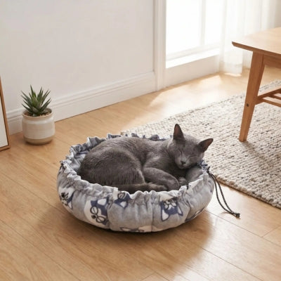 chat endormi dans coussin pour chat gris motifs ratons laveurs