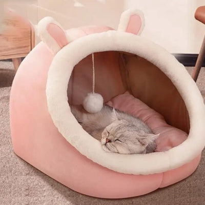 chat endormi dans sa niche pour chat