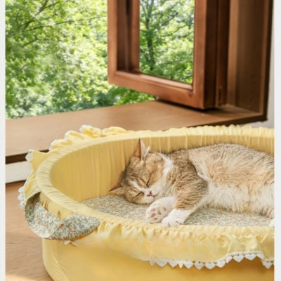 chat endormi paisiblement dans couffin pour chat